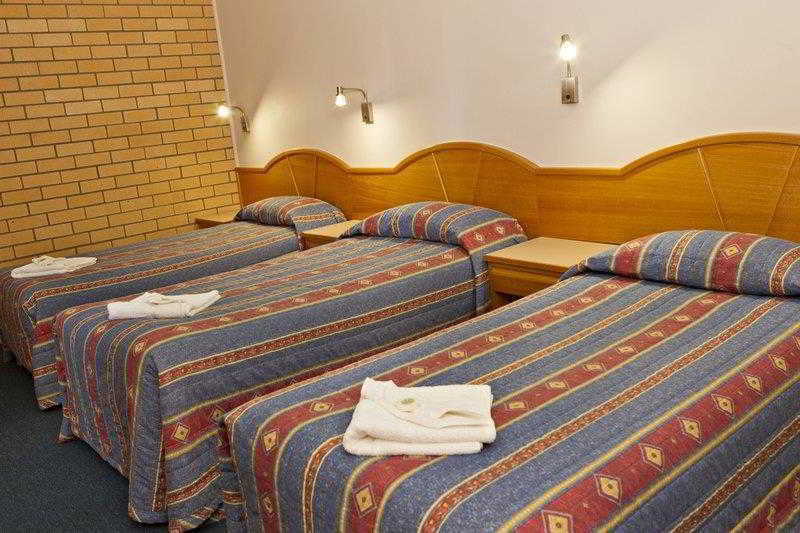Hilltops Retreat Motor Inn Young Rom bilde