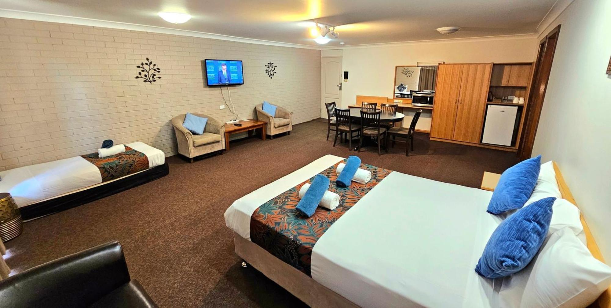 Hilltops Retreat Motor Inn Young Eksteriør bilde