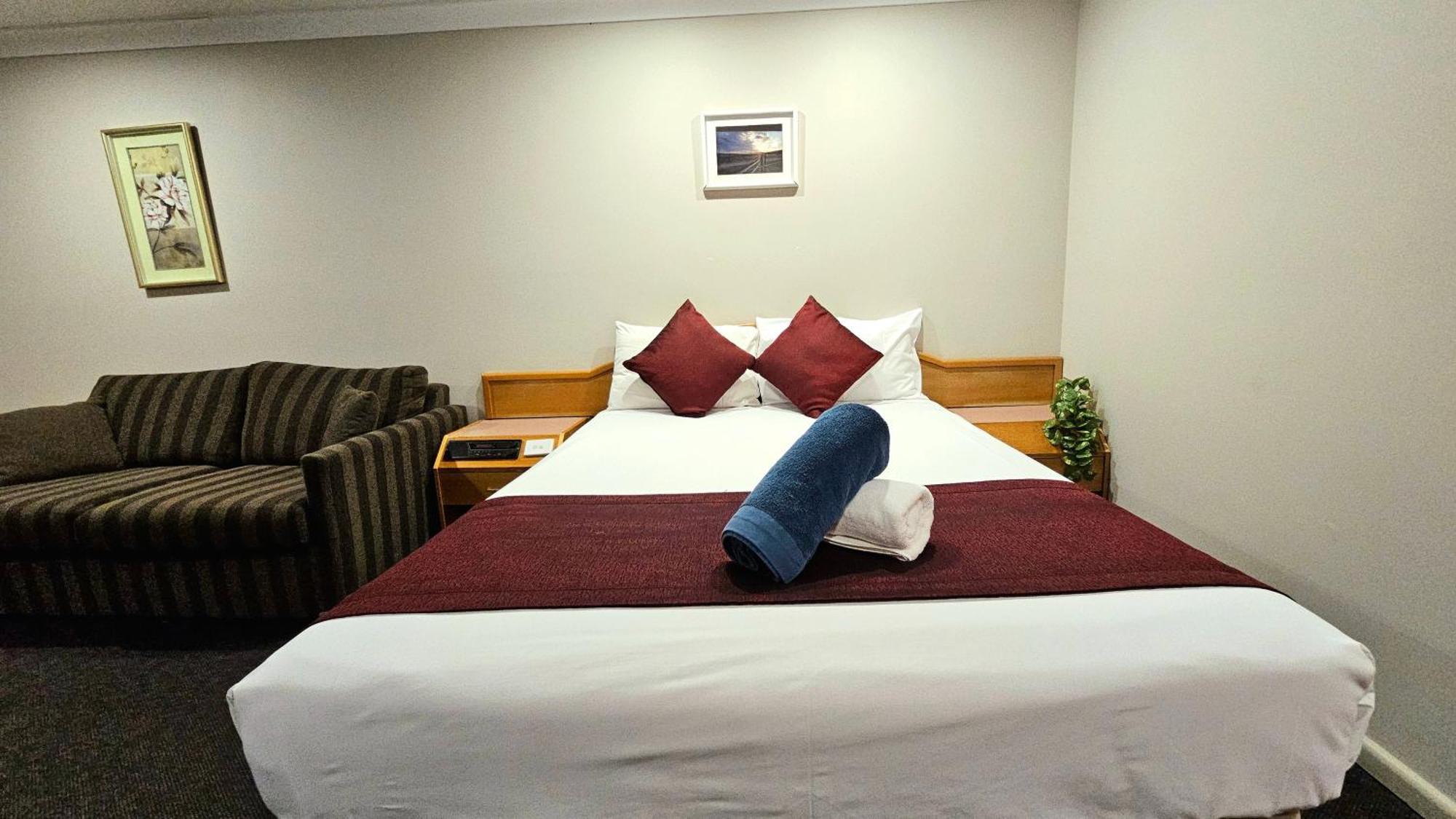 Hilltops Retreat Motor Inn Young Eksteriør bilde