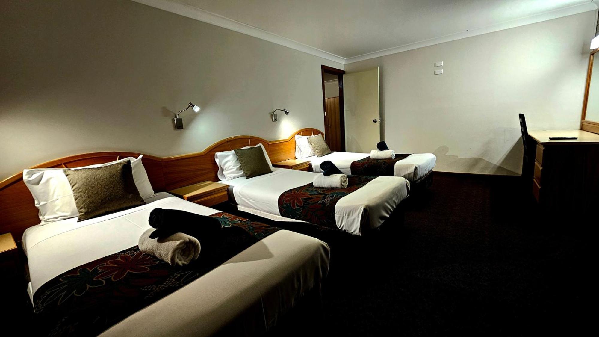Hilltops Retreat Motor Inn Young Eksteriør bilde