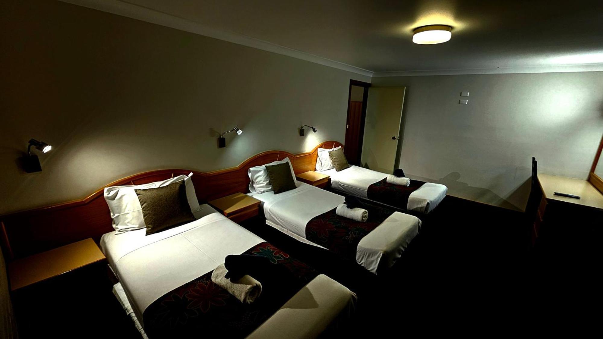 Hilltops Retreat Motor Inn Young Eksteriør bilde