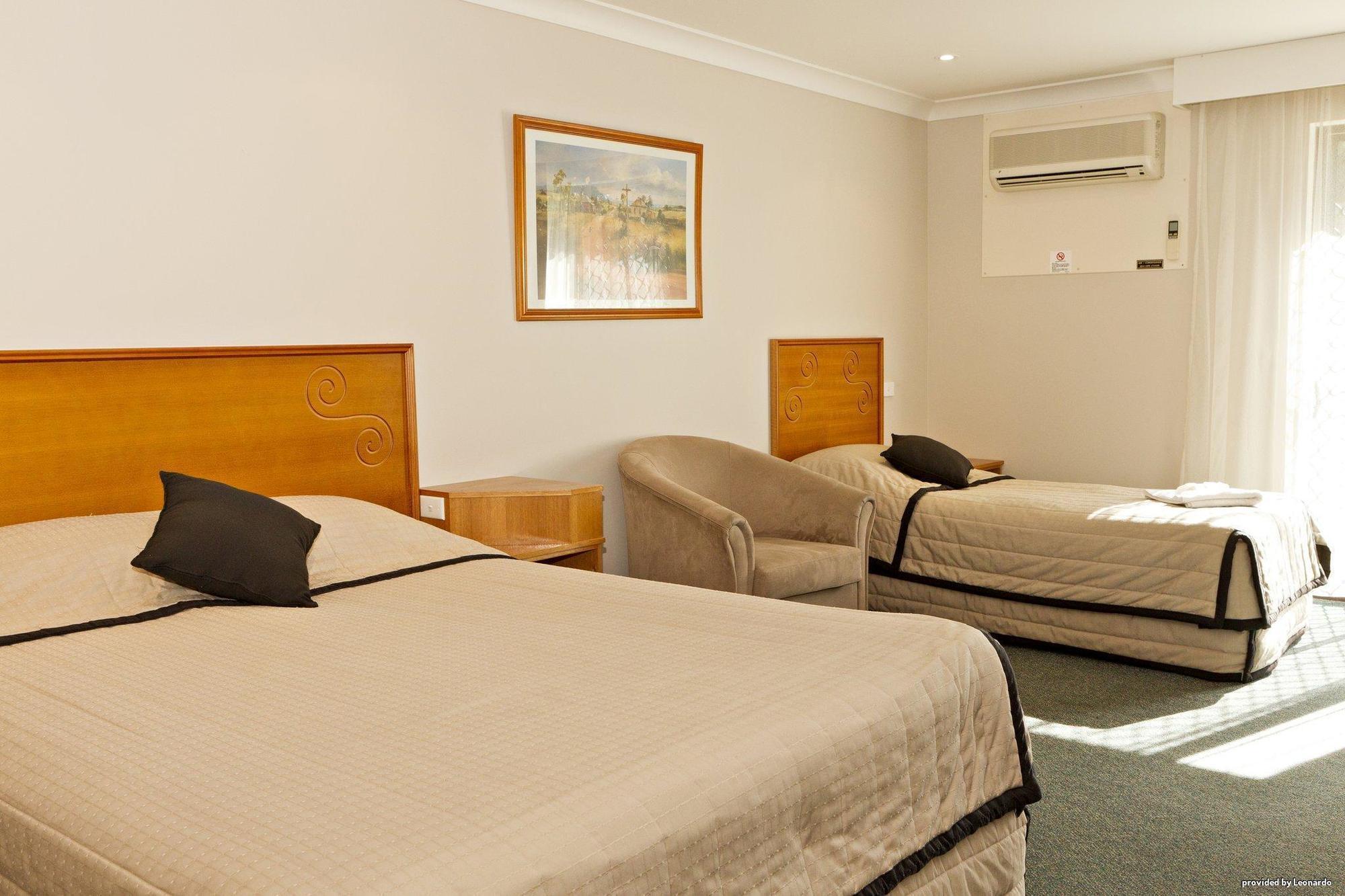 Hilltops Retreat Motor Inn Young Rom bilde