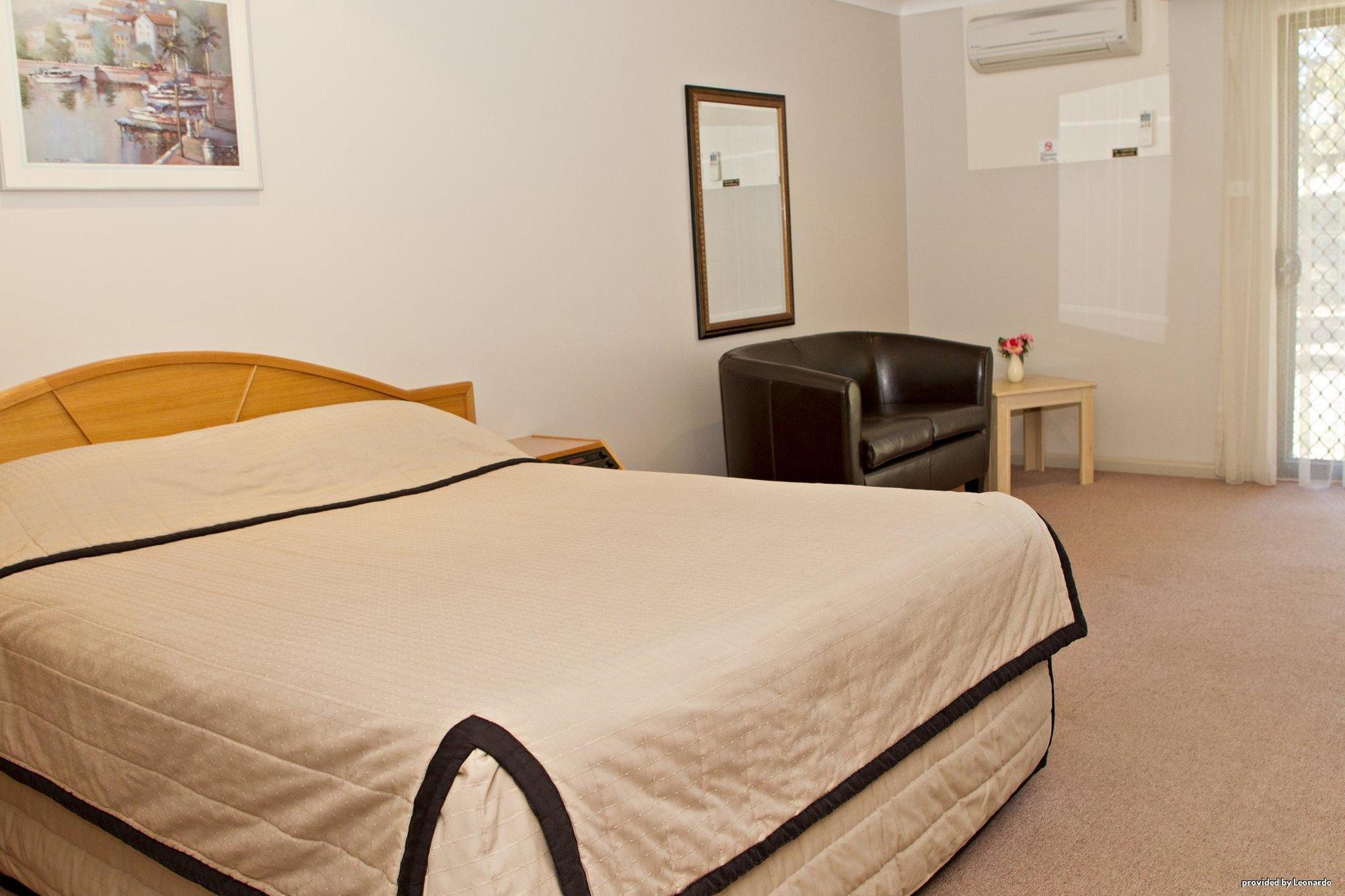 Hilltops Retreat Motor Inn Young Rom bilde
