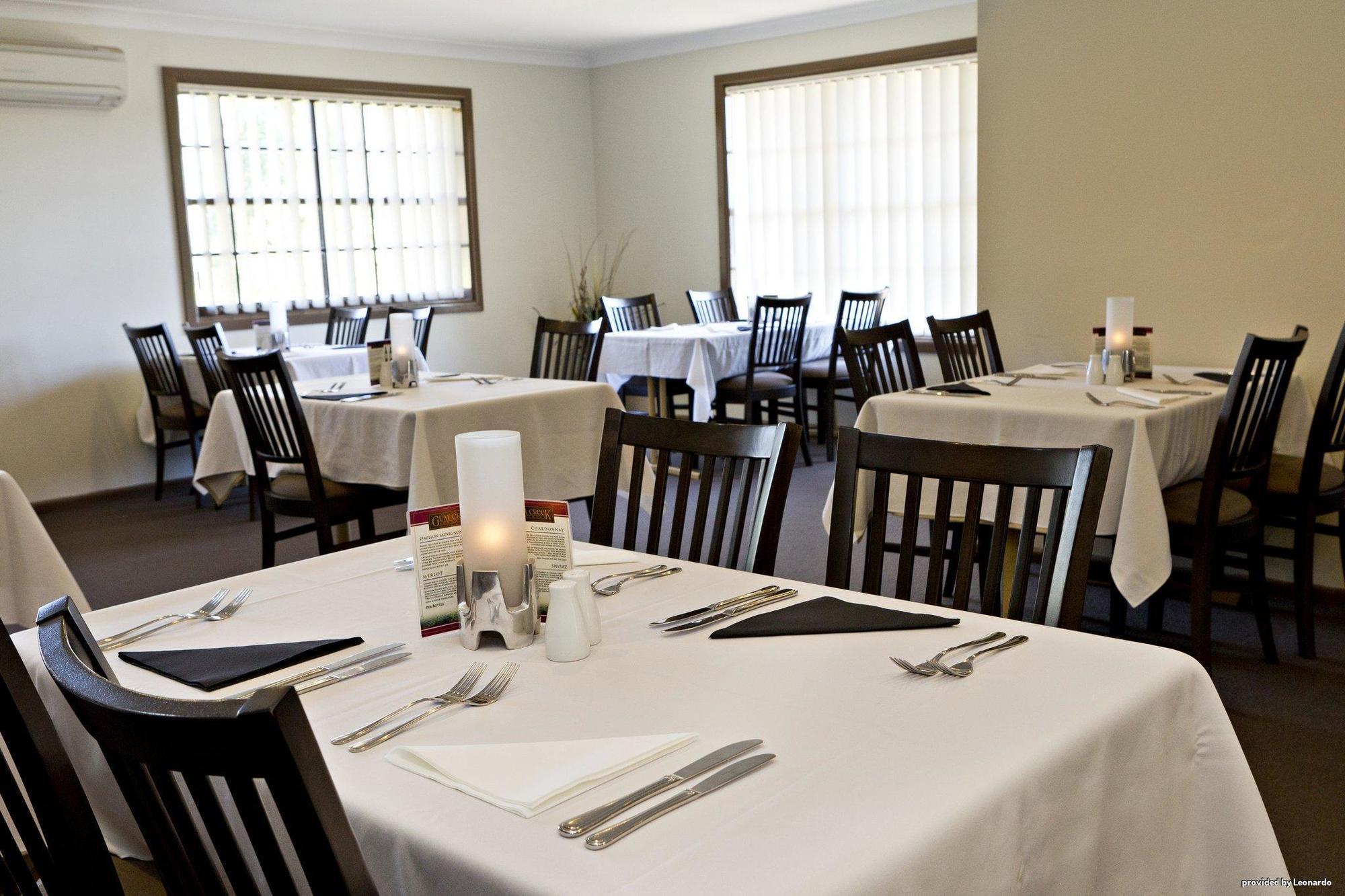 Hilltops Retreat Motor Inn Young Restaurant bilde