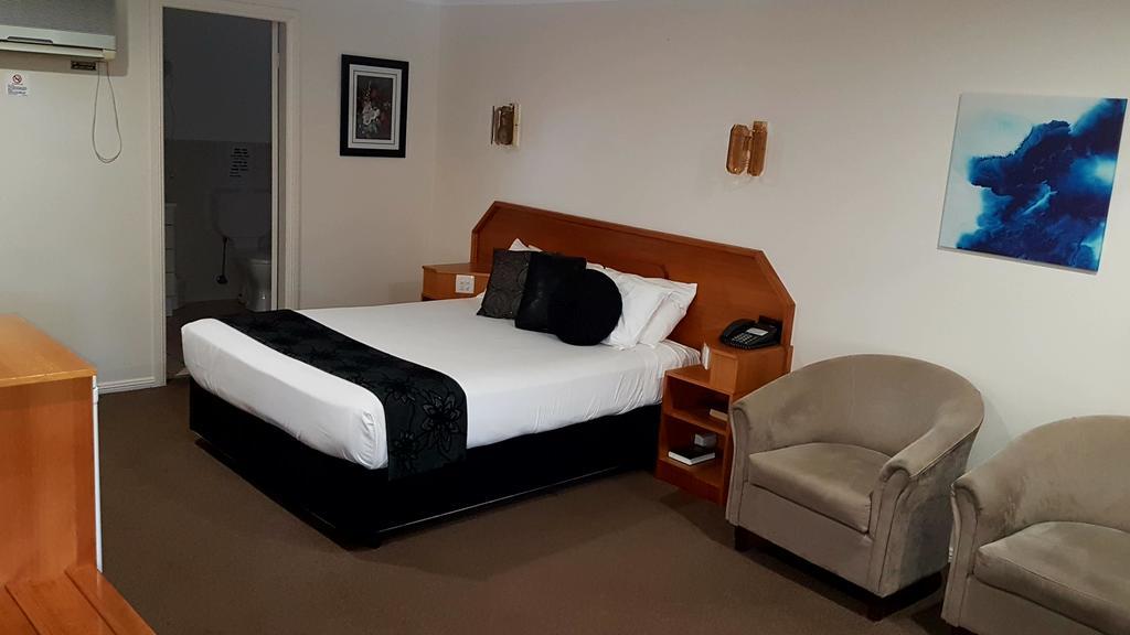 Hilltops Retreat Motor Inn Young Eksteriør bilde