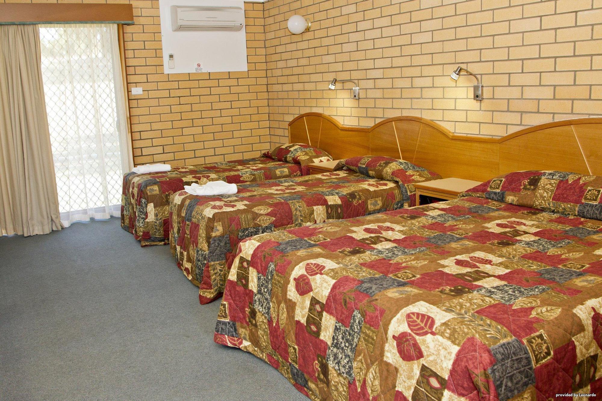 Hilltops Retreat Motor Inn Young Eksteriør bilde
