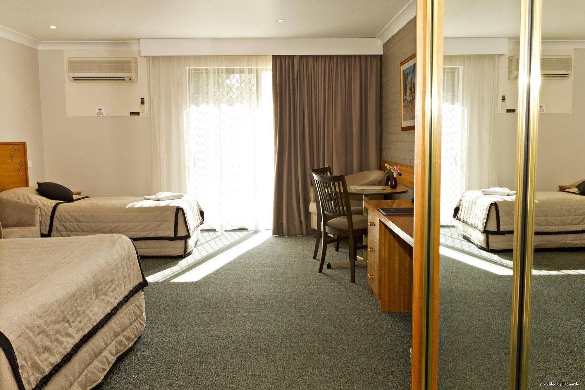 Hilltops Retreat Motor Inn Young Rom bilde